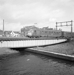 153634 Afbeelding van een electrisch treinstel mat. 1940 (ELD-5) van de N.S. op de draaibrug over de Vlaardingervaart ...